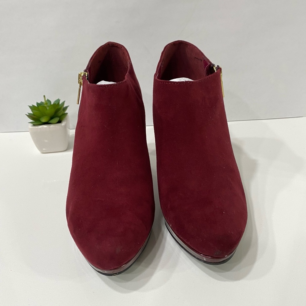 Liz Claiborne heeled Booties, used in good condition. Size 8.
